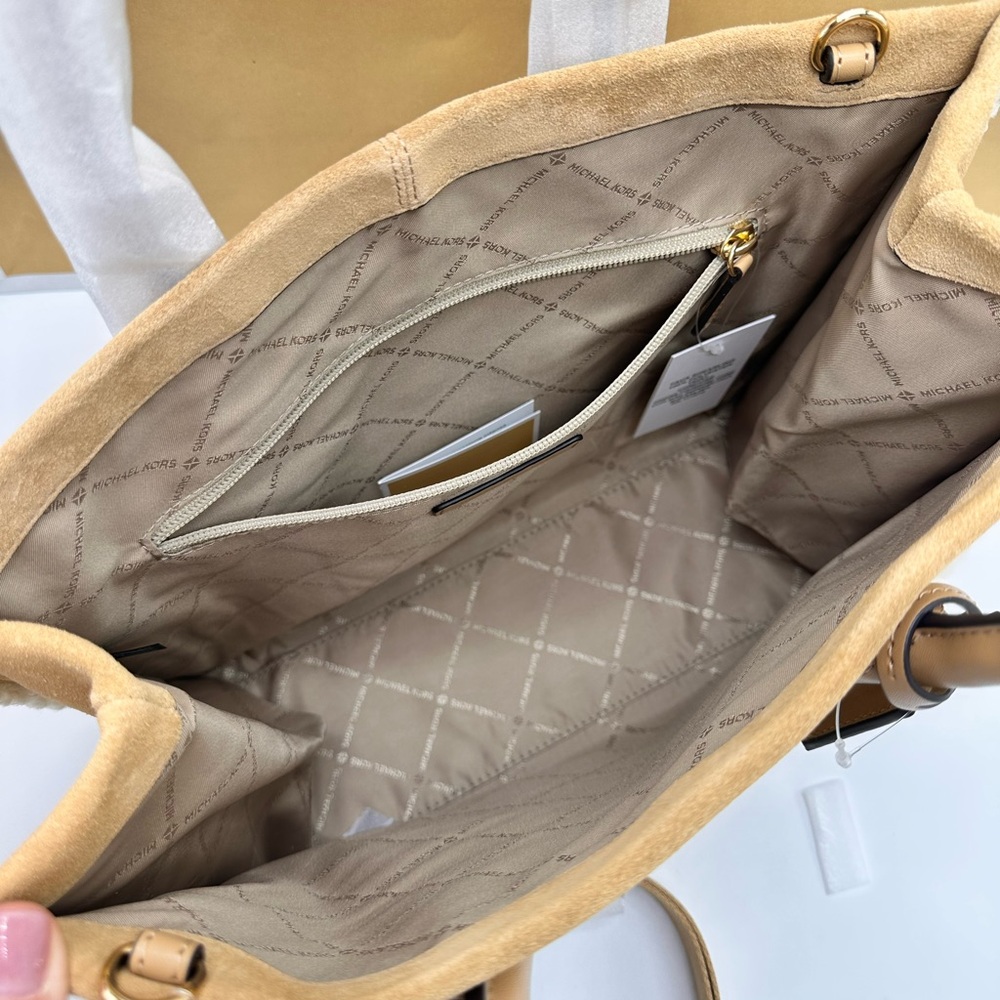 MICHAEL KORS
Mirella Medium Suede and Faux Shearling Tote Bag - Picture 12 of 16